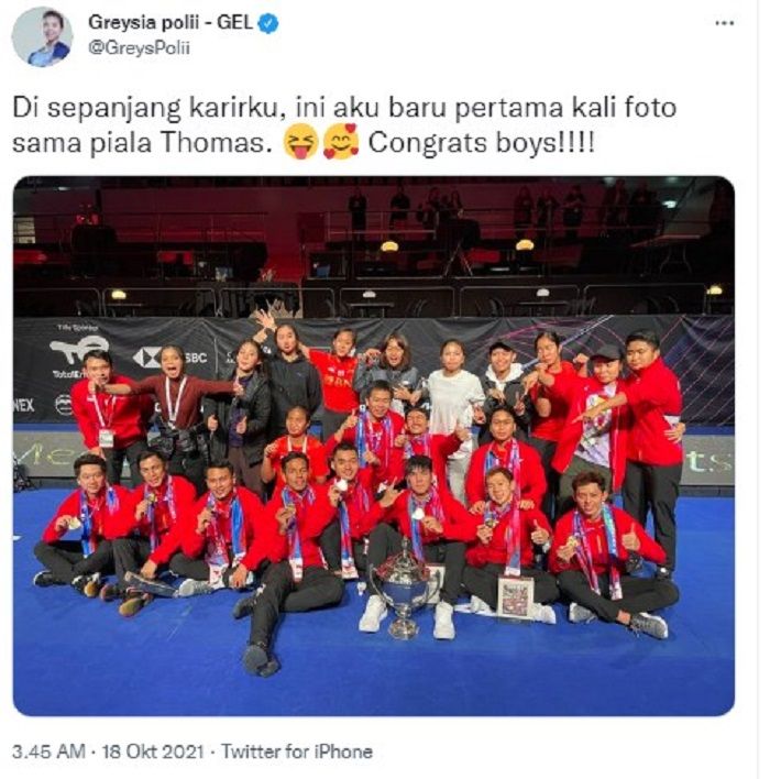 

Cuitan pebulu tangkis ganda putri Indonesia Greysia Polii saat melakukan foto bersama dengan Piala Thomas (Foto: Twitter/GreysPolii)

