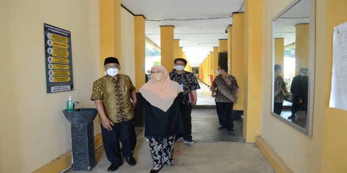 Kunjungan Kerja Komisi V DPRD Jabar ke SMA Negeri Jatinangor Kabupaten Sumedang dalam rangka monitoring realisasi pelaksanaan vaksin serta meninjau kesiapan pelaksanaan pembelajaran tatap muka (PTM) di SMA Negeri Jatinangor. Kamis, (07/10/2021) (dok/hms)
