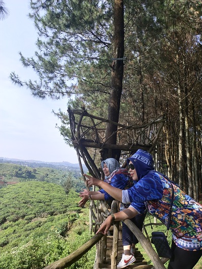 Pengunjung sedang menikmaati pemandangan di Buktit Senyum, Kecamatan Cikalongwetan, Kabupaten Bandung Barat. (heni/dara.co.id)
