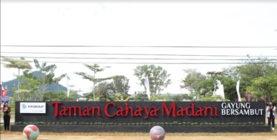 Walikota Singkawang Tjhai Chui Mie dan Human Capital (HC), General Support (GS), & Corporate Communication Director FIFGROUP Esther Sri Harjati berfoto bersama. Pembangunan Taman Cahaya Madani adalah revitalisasi dari Taman Gayung Bersambut bertujuan untuk menyegarkan dan mempercantik wajah baru kota dalam penataan ruang terbuka hijau serta menjadi landmark baru kota Singkawan (Foto: istimewa)