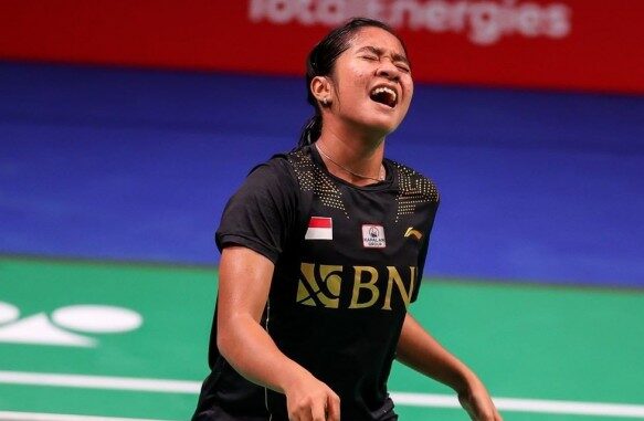 Tunggal putri ketiga Ester Nurumi Tri Wardoyo gagal atasi perlawanan Phittayaporn Chaiwan yang kalah dua set langsung dengan poin 8-21 dan 23-25. Tim Uber Indonesia pun gagal lolos k semi final (Foto :Instagram BWF)
