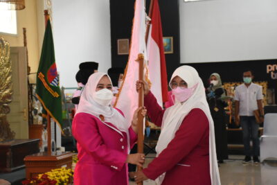 Istri Bupati Bandung Emma Detty DS (Kanan) menerima pataka dari Ketua Dewan Pimpinan Wilayah (DPW) PPLIPI Provinsi Jawa Barat Lina Marlina Ruzhan, di Rumah Jabatan Bupati, Soreang, Selasa (9/11/2021). (Foto : Bagian Protokol dan Komunikasi Pimpinan)
