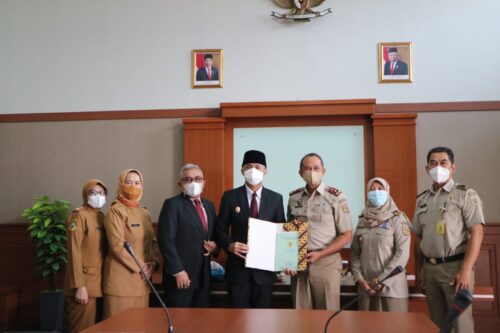 Hengky Kurniawan menerima simbolis sertifikat lahan aset Pemkab Bandung Barat dari BPN KBB
(Foto: Istimewa)