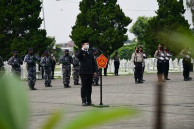 Gubernur Jawa Barat Ridwan Kamil mengupdate perkembangan upaya  pengusulan nama Mochtar Kusumaatmadja sebagai pahlawan nasional, usai tabur bunga Hari Pahlawan di TMP Cikutra, Kota Bandung, Rabu (10/11/2021). (Foto: deram/dara.co.id)
