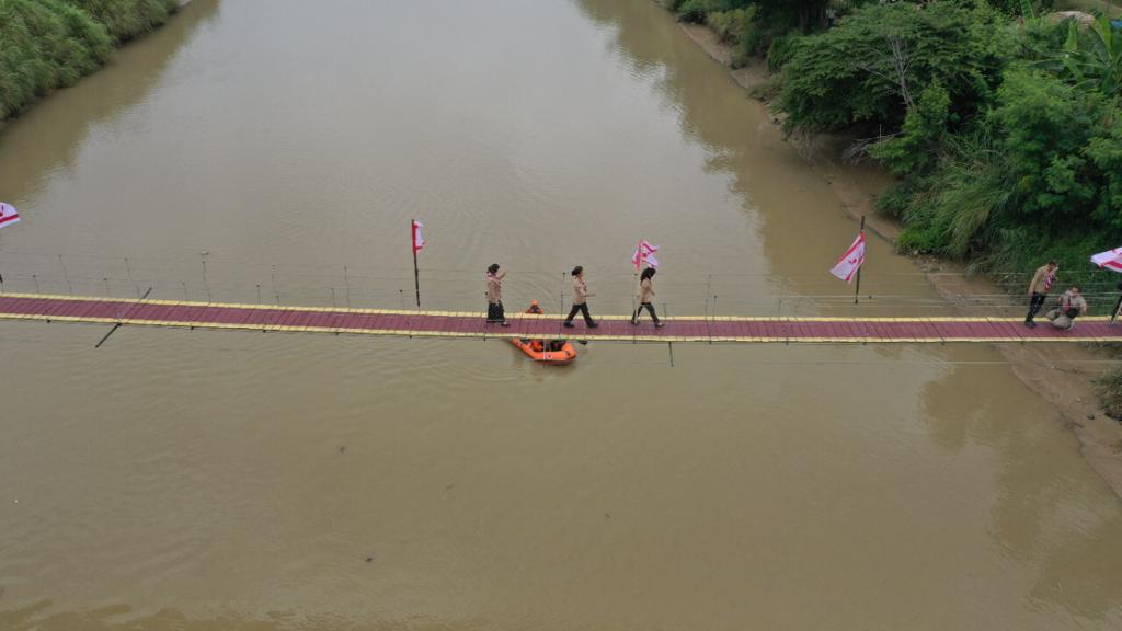 Jembatan Pramuka di Desa Kalirahayu, Kecamatan Losari, Kabupaten Cirebon (Foto: Istimewa)