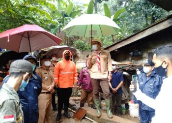 Gubernur Jawa Barat Ridwan Kamil meninjau lokasi pasca longsor di wilayah RT 03/01 Kel. Dago, Kec. Coblong Kota Bandung, Senin (15/11/2021).