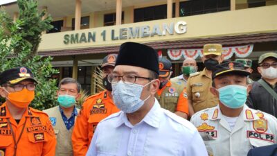 Ridwan Kamil saat meninjau SMAN Lembang 1 KBB, yang terkena longsor (Foto: Istimewa)
