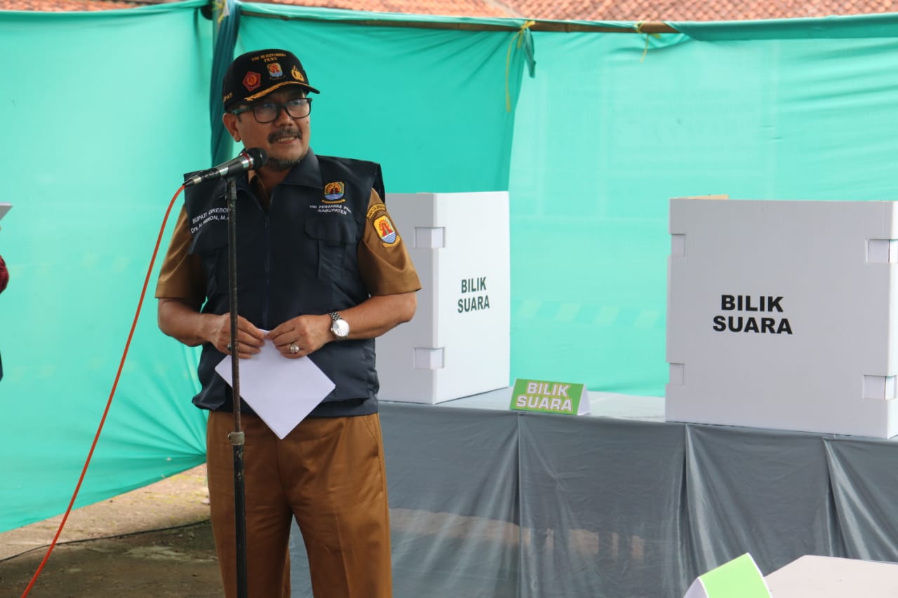 Bupati Cirebon Bereama Wakil Bupati serta unsur Muspida monitoring di Desa Wanayasa saat melaksanakan monitoring pilwu serentak (Foto: Bambang/dara.co.id)