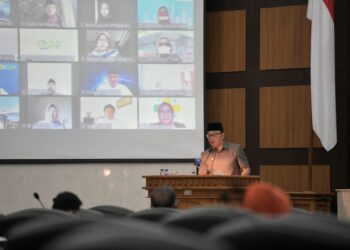 Gubernur Jabar Ridwan Kamil saat menghadiri sidang paripurna DPRD Jabar dengan agenda Jawaban Gubernur atas Pandangan Fraksi-fraksi terkait RAPBD 2022 di Gedung DPRD Jabar, Kota Bandung, Senin (22/11/2021) (Foto: Istimewa)