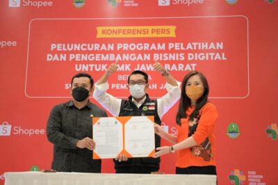 Gubernur Jawa Barat Ridwan Kamil bersama Kepala Dinas Pendidikan Provinsi Jawa Barat Dedi Supandi saat menyaksikan penandatanganan kerja sama pelatihan kurikulum ekonomi digital bagi siswa SMK antara Pemda Provinsi Jabar dengan Shopee di kampus UMKM Shopee, Jalan BKR, Kota Bandung, Selasa (23/11/2021) (Foto: Istimewa)