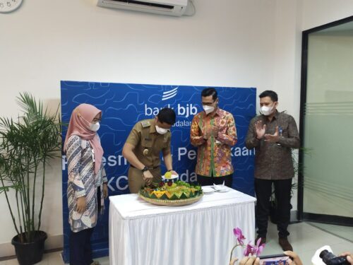 Hengki Kurniawan saat meresmikan KCF bjb Pemda KBB (Foto: Istimewa)