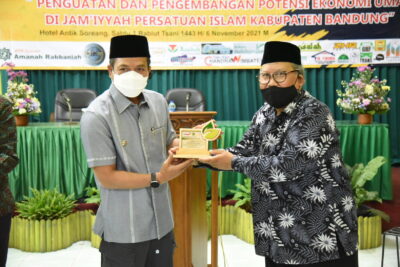 Bupati Bandung Dadang Supriatna menerima cendra mata di sela kegiatan Seminar Lokakarya (Semiloka) PD Persis Kabupaten Bandung di Hotel Antik, Soreang, Sabtu (6/11/2021).(Foto: Humas Pemkab Bandung)
