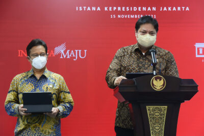 Menkes Budi Gunadi Sadikin dan Menko Perekonomian Airlangga Hartarto memberikan keterangan pers usai mengikuti Ratas mengenai Evaluasi PPKM, Senin (15/11/2021) siang, di Istana Merdeka, Jakarta. (Foto: Humas Setkab/Agung)

