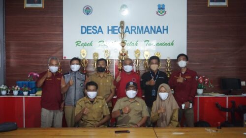 Kepala Desa Hegarmanah, Kecamatan Bungbulang, Kabupaten Garut, Pendi Effendi, berfoto bersama jajaran Diskominfo Garut, di Kantor Desa Hegarmanah,beberapa waktu lalu (Foto: Istimewa)