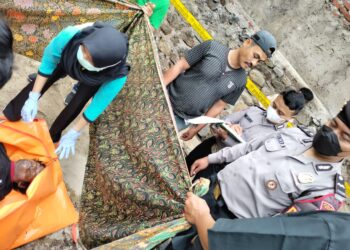 Petugas medis memeriksa jenazah korban usai dievakuasi dari dalam sumur di  
Kampung Nyalindung, Desa Ngamplang, Kecamatan Cilawu, Kabupaten Garut (Foto: Andre/dara.co.id)