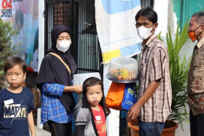 Sejumlah anak mendapat bingkisan usai mengikuti khitanan massal di Klinik Pratama Tarogong, Kecamatan Tarogong Kidul, Kabupaten Garut (Foto: Istimewa)