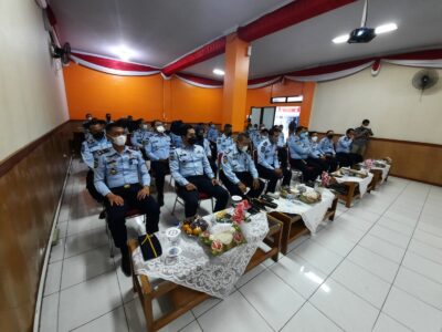 Kepala Kantor Wilayah Kemenkumham Jawa Barat, Sudjonggo, saat memberikan arahan di Aula Lapas Garut, Jalan KH.Hasan Arif, Kecamatan Banyuresmi, Kabupaten Garut (Foto: Istimewa)