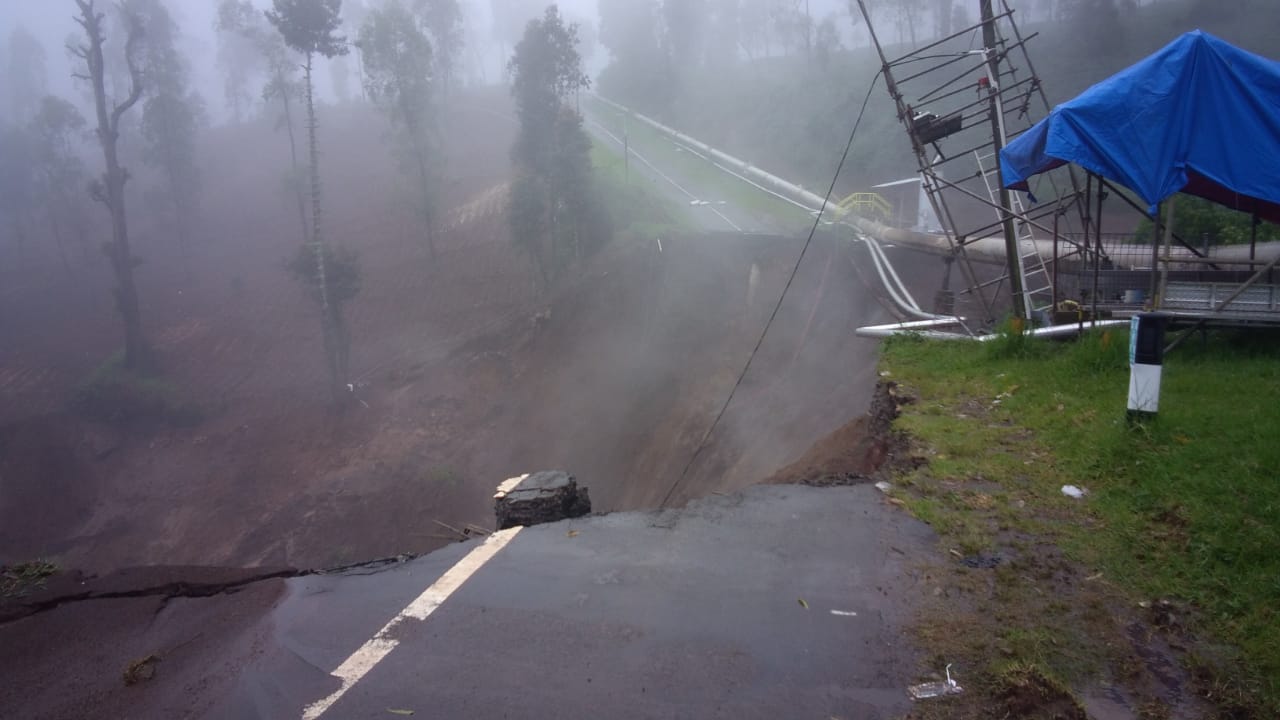 Jalan penghubung antara Puncak Darajat dengan Kawah Darajat terputus akibat bencana longsor yang terjadi di Blok Cikupakan, Desa Karyamekar, Kecamatan Pasirwangi, Kabupaten Garut (Foto: Istimewa)