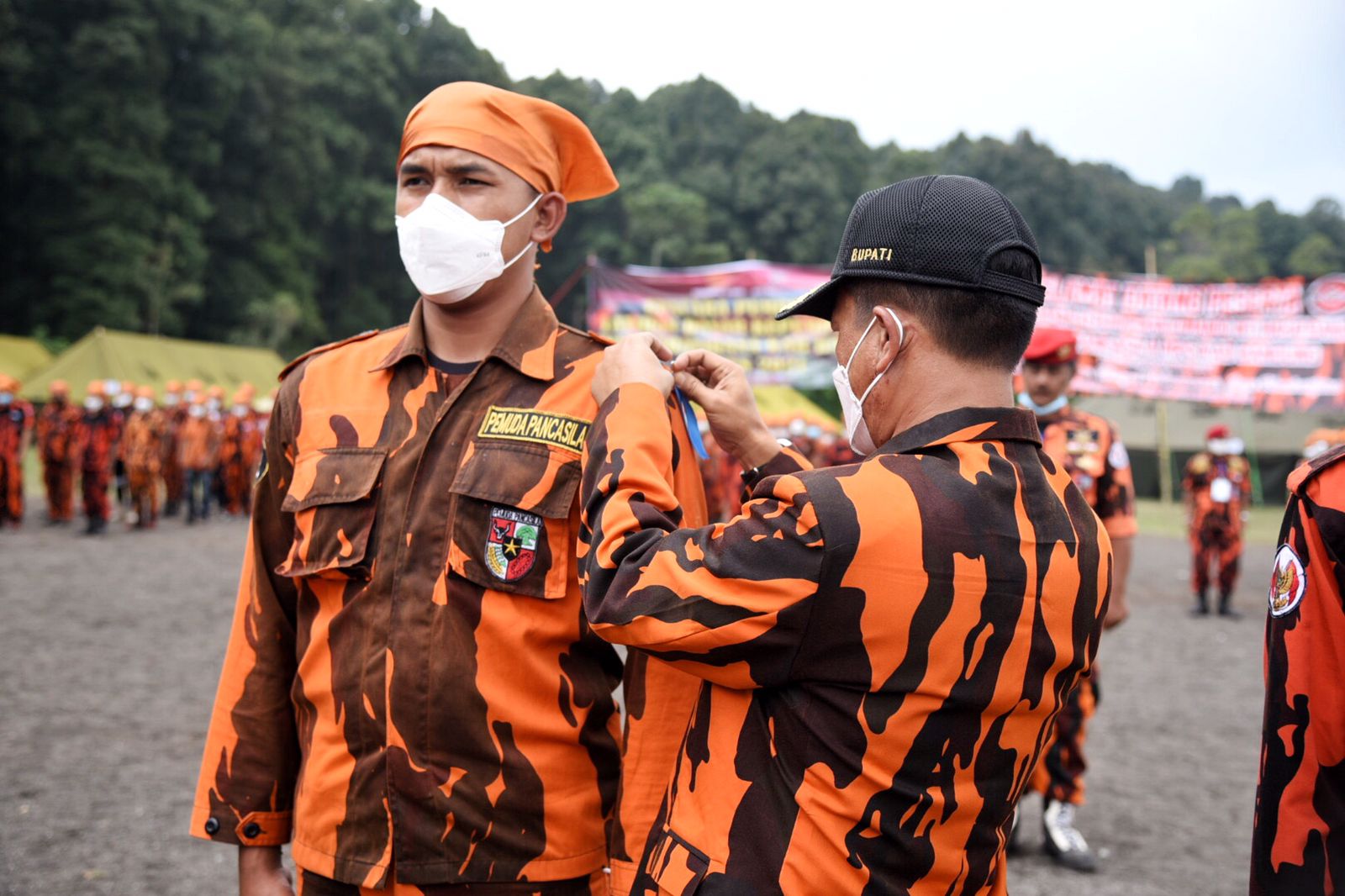 
Bupati Bandung Dadang Supriatna menyematkan pita kepada peserta Latsar Komando Inti Mahatidana Garuda II Majelis Pimpinan Cabang (MPC) PP Kabupaten Bandung di Desa Laksana, Ibun, Kamis (25/11/2021).(Foto: Bagian Protokol dan Komunikasi Pimpinan)

