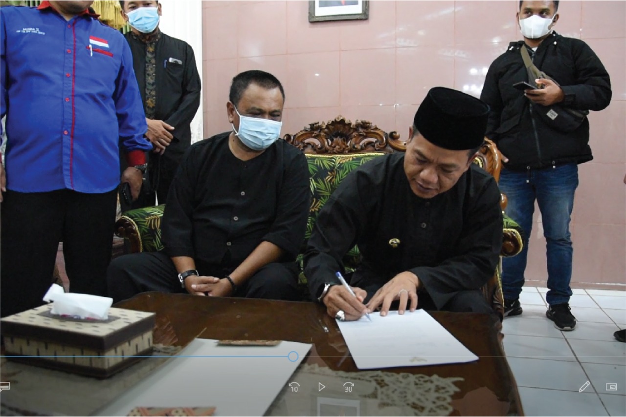 

Bupati Bandung Dadang Supriatna didampingi Kepala Disnaker Uu Rukmana mmbubuhkan tanda tangan persetujuan usulan UMK Kabupaten Bandung di Rumah Jabatannya, Soreang, Kamis (25/11/2021). (Foto:Bagian Protokol dan Komunikasi Pimpinan)