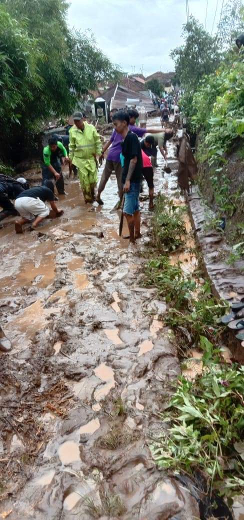 Puluhan rumah rusak, dan puluhan jiwa terpaksa mengungsi saat banjir bandang menerjang Desa Sukawening, Kecamatan Sukawening, Kabupaten Garut, Jawa Barat, Sabtu (27/11/2021).(Foto : Kantor SAR Bandung)