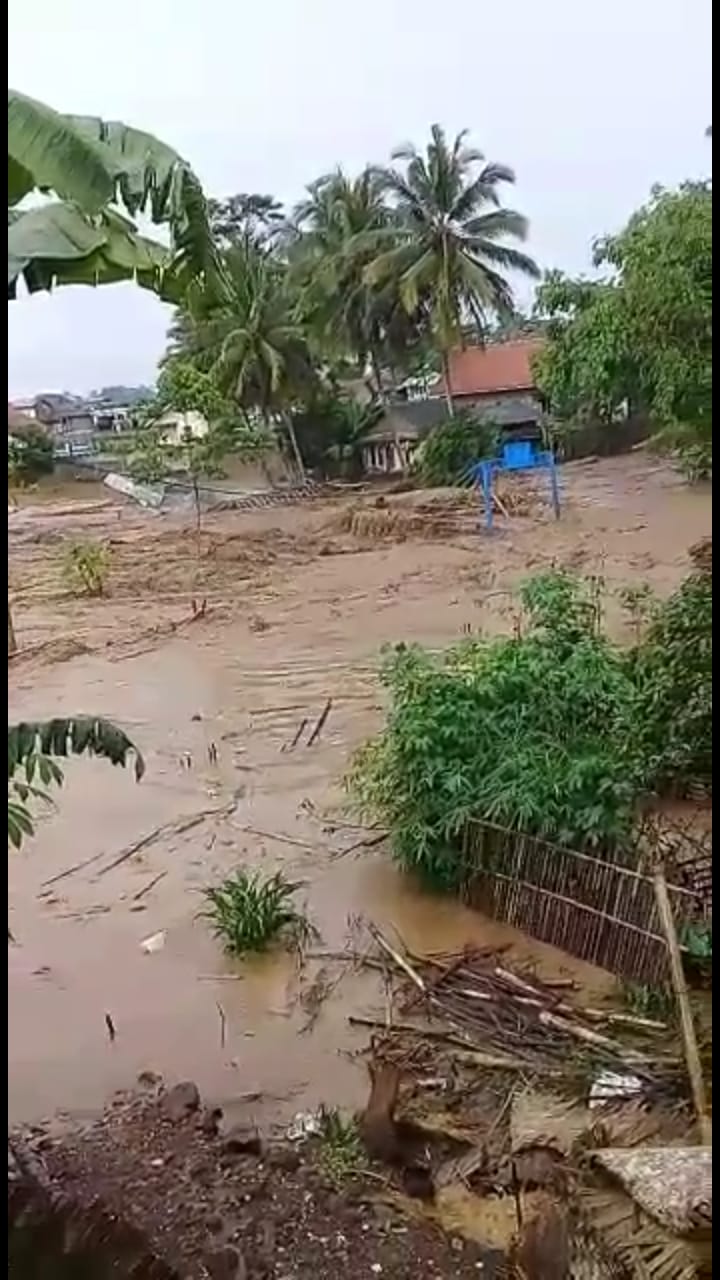Banjir bandang yang menerjang Kamopung Ciloam Desa Mekarwangi, Kecamatan Sukawening, Kabupaten Garut, Sabtu (27/22/2021). (Foto: BPBD Garut)