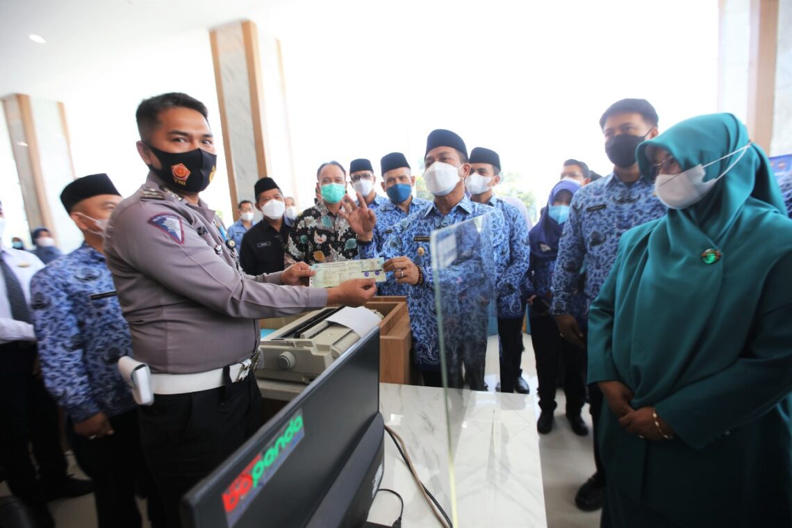 Bupati Bandung Dadang Supriatna melakukan Soft Launching Mal Pelayanan Publik (MPP) di Munara 99 kawasan GBS, Soreang, Senin (29/11/2021). (Foto: Bagian Protokol dan Komunikasi Pimpinan)