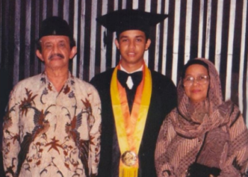 Anies Baswedan bersama kedua orangtuanya saat wisuda di UGM (Foto: dokumen pribadi)