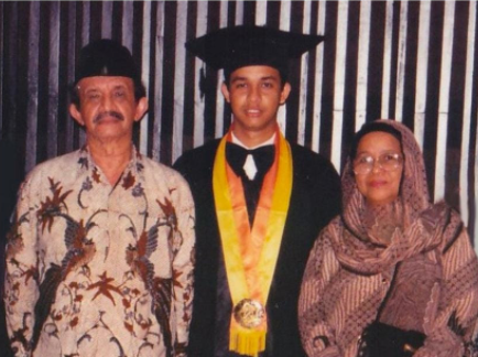 Anies Baswedan bersama kedua orangtuanya saat wisuda di UGM (Foto: dokumen pribadi)