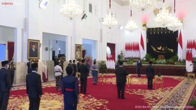 Presiden Jokowi pada penganugerahan gelar Pahlawan Nasional dan Tanda Kehormatan Bintang Jasa, Rabu (10/11/2021), di Istana Negara, Jakarta. (Foto: Tangkapan Layar YouTube Sekretariat Presiden)

