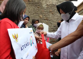 Mensos Tri Rismaharini saat menyerahkan bantuan kepada para korban longsor di Cukang Genteng Kabupaten Bandung (Foto: kemensos)