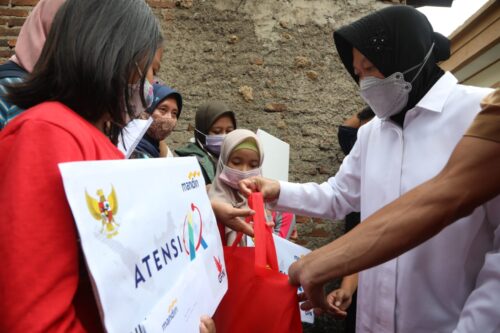 Mensos Tri Rismaharini saat menyerahkan bantuan kepada para korban longsor di Cukang Genteng Kabupaten Bandung (Foto: kemensos)