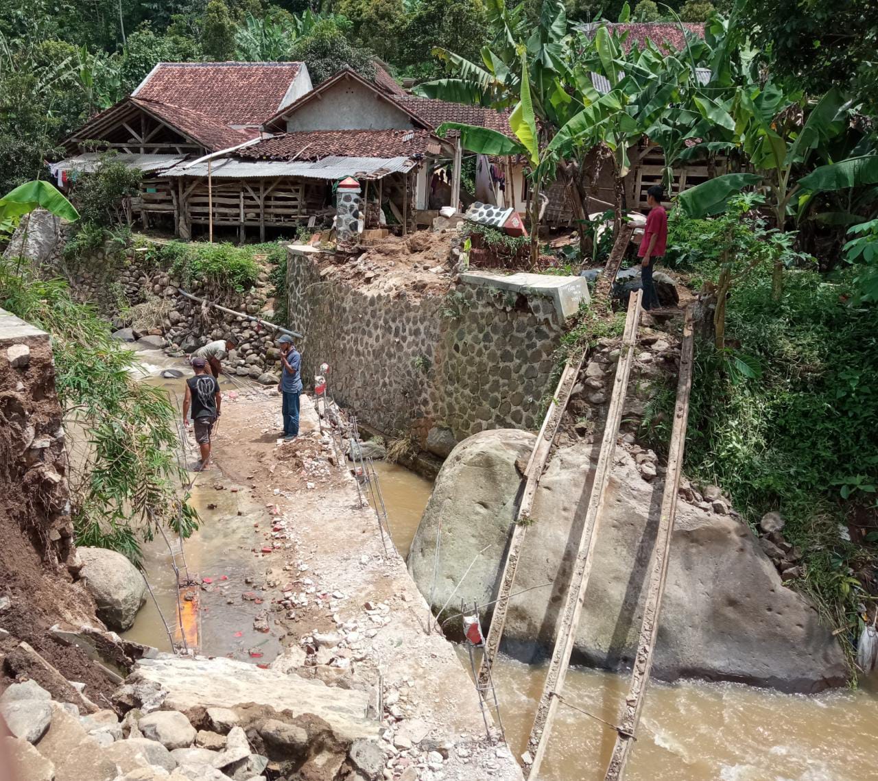 Banjir di Bungbulang Bandung Barat (Fotyo: istimewa)