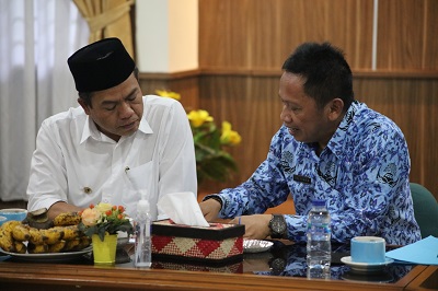 Bupati Bandung Dadang Supriatna bersama Kepala BPN Kabupaten Bandung Julianto (Foto : Bagian Protokol dan Komunikasi Pimpinan)

