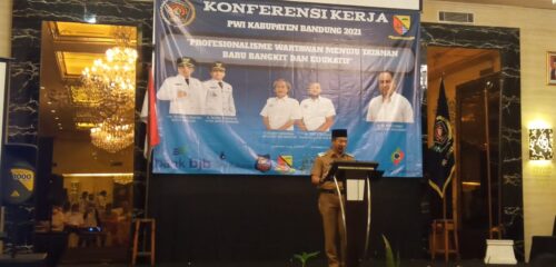 Bupati Bandung Dadang Supriatna saat sebelum membuka Raker PWI Kabupaten Bandung (Foto: Verawati/dara.co.id)