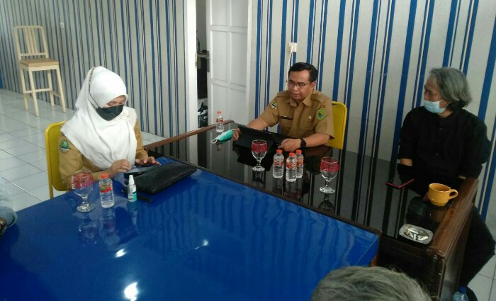 Kepala Dinas Komunikasi dan Informatika, H.Yudi Abdurahman saat sedang berdiskusi dengan Ketua PWI Kabupaten Bandung, Rahmat Sudarmaji (Foto: Istimewa)