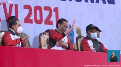 Presiden Jokowi didampingi Menpora Zainudin Amali dan Gubernur Papua Lukas Enembe pada Penutupan Peparnas XVI Papua, di Stadion Mandala, Kota Jayapura. (Foto: Tangkapan Layar YouTube Sekretariat Presiden)
