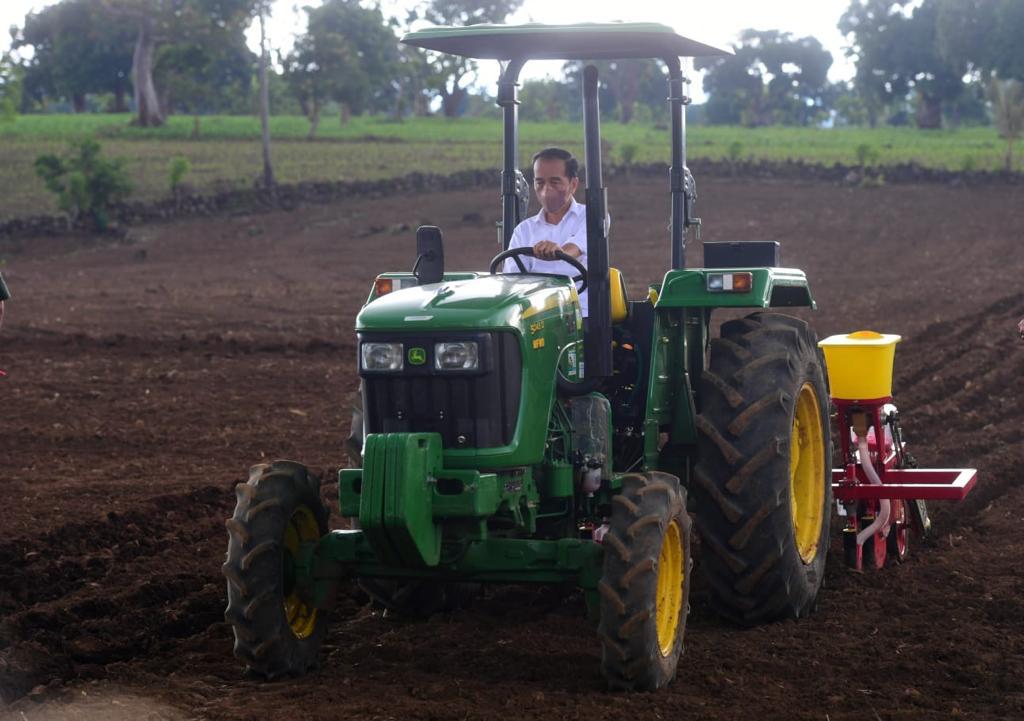 Presiden Joko Widodo mengendarai traktor pada penanaman jagung, Kecamatan Kelara, Kabupaten Jeneponto, Sulsel, Selasa (23/11/2021). (Foto: BPMI Setpres/Muchlis)