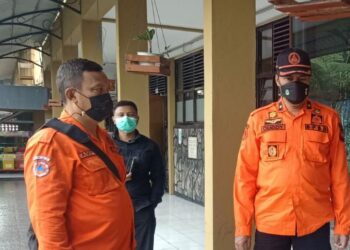 Kepala Badan Penanggulangan Bencana Daerah (BPBD) Kabupaten Bandung Barat (KBB),  Duddy Prabowo (kanan) berbincang dengan warga terkait penetapan siaga bencana.(Foto: ist)