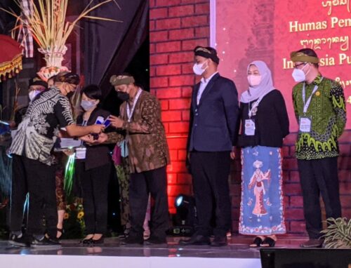 Asdep Humas dan Protokol Setkab, Said Muhidin, saat menerima trofi penghargaan Medsos Terbaik I AMH 2021 Kategori K/L, BUMN, BUMD, dan PTN, Kamis (04/11/2021), Hotel Merusaka Nusa Dua, Bali. (Foto: Humas Setkab)

