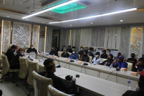 Anggota Komisi II DPRD Provinsi Jawa Barat, Hj. Yuningsih menerima audiensi Forum Masyarakat Peduli Jabar bersama Paguyuban Nelayan Patimban dan Indramayu terkait permasalahan kompensasi pembangunan Pelabuhan Patimban, Kabupaten Subang di Kantor DPRD Provinsi Jawa Barat, Kota Bandung, Kamis, (11/11/2021). (Foto: Arnis/ Aldi Humas DPRD Jabar)