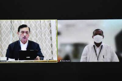 Menko Marves Luhut Binsar Pandjaitan bersama Asdep Humas dan Protokol Setkab Said Muhidin dalam keterangan pers usai Ratas mengenai Evaluasi PPKM, Senin (08/11/2021), secara virtual. (Foto: Humas Setkab/Rahmat)
