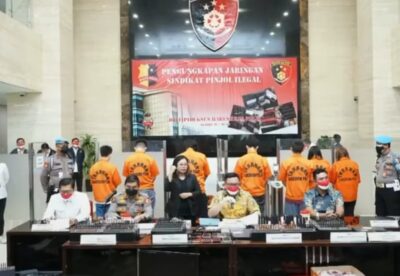 Polisi menangkap jaringan sindikat Pinjol ilegal (Foto: Instagram @helmysantika1993/JurnalJabar)