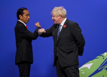 PM Inggris Boris Johnson menyambut kedatangan Presiden Joko Widodo di KTT COP26 Glasgow, Senin (01/11/2021). (Foto: BPMI Setpres/Laily Rachev)
