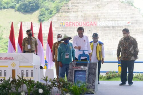 Presiden Jokowi saat meresmikan Bendungan Karalloe di Gowa, Sulsel, Selasa (23/11/2021). (Foto: BPMI Setpres/Muchlis Jr)
