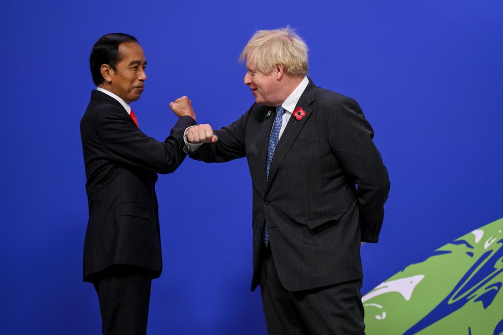 PM Inggris Boris Johnson menyambut kedatangan Presiden Joko Widodo di KTT COP26 Glasgow, Senin (01/11/2021). (Foto: BPMI Setpres/Laily Rachev)

