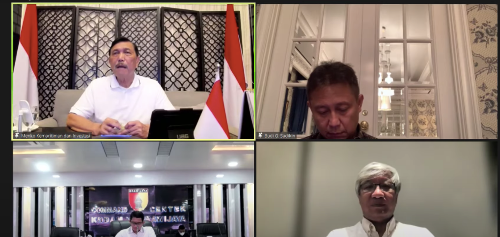 Menko Marves Luhut Binsar Pandjaitan, Menkes Budi Gunadi Sadikin, Ketua Satgas COVID-19 Suharyanto, dan Epidemiologi FKM UI Iwan Ariawan dalam Keterangan Pers mengenai Respons Pemerintah Dalam Menghadapi Varian Omicron, Minggu (28/11/2021), secara virtual. (Sumber: Tangkapan Layar)