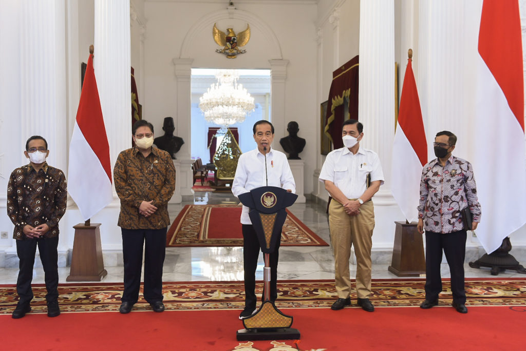 Presiden Joko Widodo saat memberikan keterangan pers mengenai Tindak Lanjut atas Putusan Uji Formil Mahkamah Konstitusi atas UU Cipta Kerja, Senin (29/11/2021), di Istana Merdeka, Jakarta. (Foto: Humas Setkab/Agung)