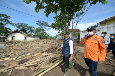 Wakil Gubernur (Wagub) Jawa Barat (Jabar) Uu Ruzhanul Ulum meninjau sekaligus menyalurkan bantuan berupa sembako dan perlengkapan domestik kepada warga Kabupaten Garut yang terdampak bencana banjir bandang, Minggu (28/11/2021). (Foto: Humas Pemprov Jabar)
