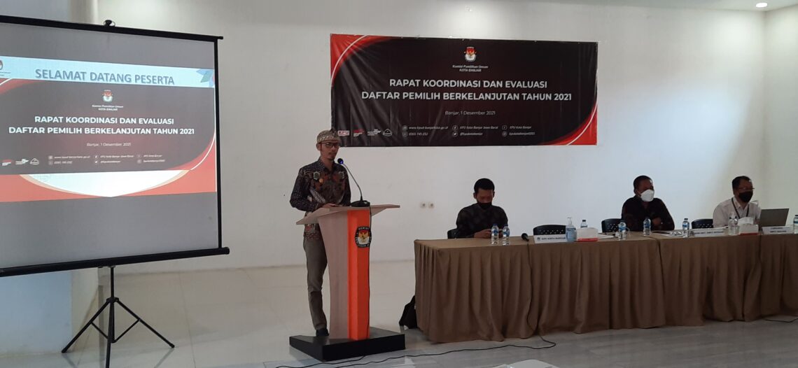 Ketua KPU Kota Banjar Dani Danial Muhklis, saat memberikan sambutan di hadapan peserta Rakor. (Foto:Bayu/dara.co.id).
